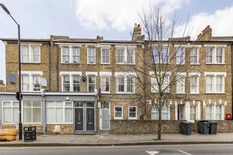 A stylish three double bedroom split-level conversion which is in the process of being repainted throughout. The property offers an open plan kitchen/reception room, three double bedrooms and a shower