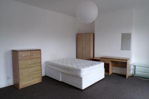 Bright, simply furnished double bedroom with a ...