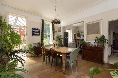 Open plan kitchen/dining