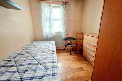This studio is within a period style house which comes with it own en-suite and kitchenette in the room, its unfurnished and walking distance from local amenities, available now, including gas, electr