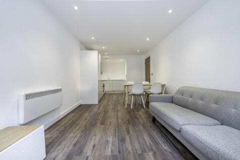 Avery Residential are proud to offer for rent this furnished, ground floor, luxury one bedroom apartment at St Georges Urban Village. The development is situated in the heart of Birmingham´s Jewellery