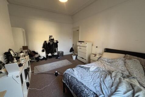 Bright, simply furnished double bedroom with a ...