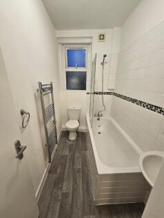 Freshly repainted 1 bedroom flat in Whitechapel with double bedroom, lounge, updated kitchen and bathroom. Covered bike storage available. Located conveniently near Whitechapel station and multiple bu