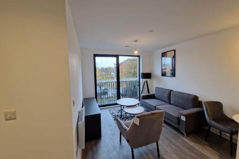Beautiful 1-bedroom furnished apartment on the first floor at Berkeley Square, Manchester. Stylish interiors, quality furnishings, and fitted blinds throughout. Enjoy premium finishes, resident amenit