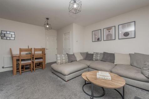 Living / Dining Room: