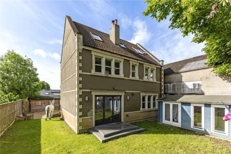 A striking & beautifully finished detached home occupying a secluded position at the far end this popular & quiet cul-de-suc, with off-street parking and garaging.