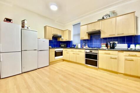 Charming room in the heart of Town. Fully furnished and well-maintained. Offers a comfortable and peaceful living experience. Ideal for professional seeking an affordable yet stylish home. Don't miss