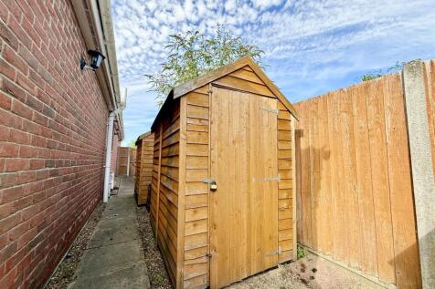 garden sheds to side