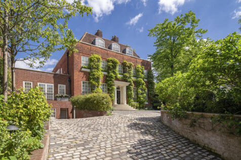 10 bed, 10 bath Detached in London - Photo 2