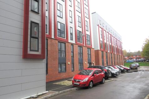Martin & Co are pleased to bring to the rental market this 3 Bed spacious apartment within easy reach of Universities/Hospitals so, an ideal base for students.
The apartment comprises of 3 separate En
