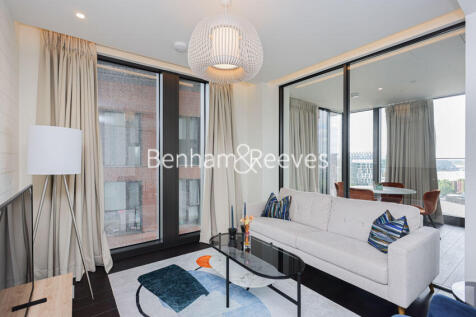 A luxury apartment located on the 15th floor with spectacular views of the River Thames and Central London, ideally located a 2-minute walk from Vauxhall Station (Victoria Line).