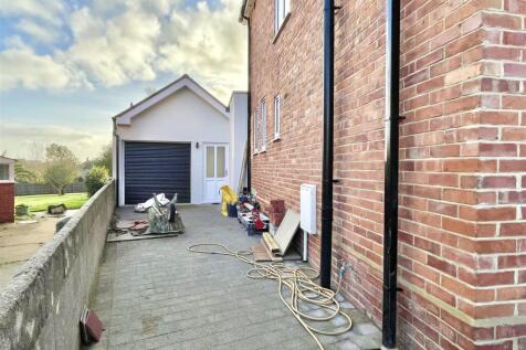 Annexe Front (Exterior)