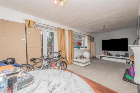Living Room / Dining Room: