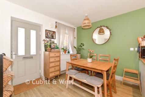 Kitchen/ Dining Room