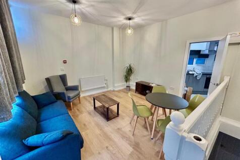 A beautifully presented 1-bedroom split-level flat on Royal College Street, NW1. This bright and modern property features a spacious open-plan living area with a fully fitted kitchen, a well-proportio