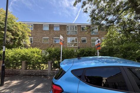 This charming purpose-built flat located in The Berkeleys, Sunny Bank, South Norwood. Spanning an impressive 700 square feet, this delightful residence features a spacious reception room, two comforta