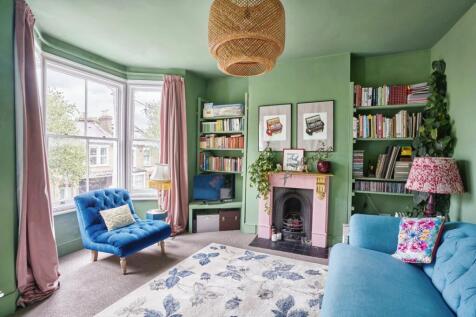 Immaculate, first floor Victorian conversion, situated on one of Peckham's most sought after roads, Nutbrook Street. Boasting 574sqft of beautifully presented living accommodation, this property is su