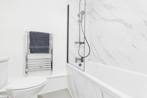 Bright, modern bathroom with a clean white suit...