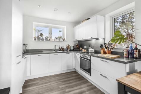 28 Newland Gate, Lilys Walk, HP11 2FZ-1.jpg