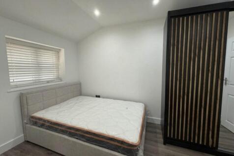 Double Room To Rent in Beckton E6. A well-presented and professionally managed house share offering four individual bed sits in a convenient East London location.