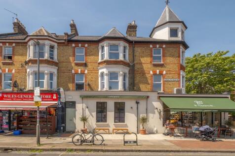 *sorry no sharers* A spacious three bedroom split level apartment to rent on Barmouth Road - close to Wandsworth Common and within easy reach of transport links. Furnished and available now.