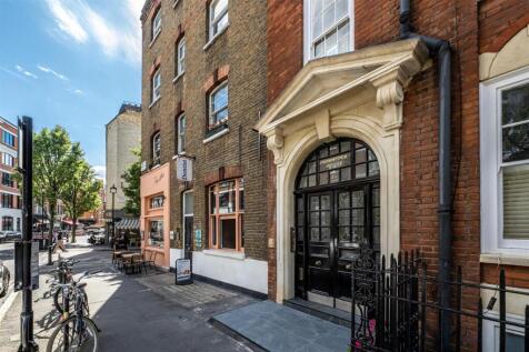 A one-bedroom flat located on the fourth floor (no lift) of a well-maintained building on Foley Street in the heart of Fitzrovia. The property bright living area with new carpets.
