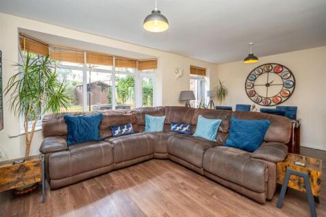 6 Palmers Way (1).jpg