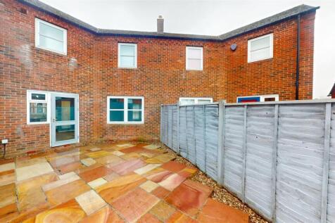 Wilfred Owen Close, 6, Garden.jpg