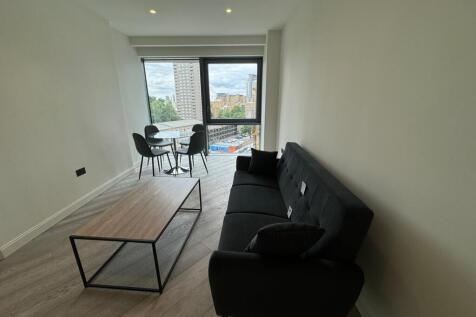 Large studio apartment on the 5th floor of this landmark developmemt