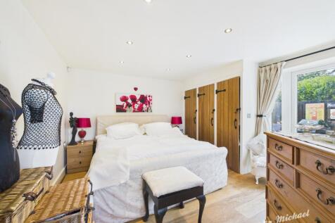 CAM02773G0-PR0357-STILL012