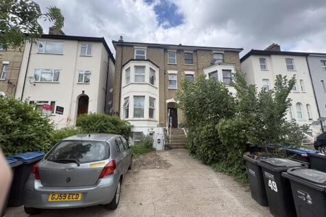 Well presented top floor flat located only minutes from Selhurst Station