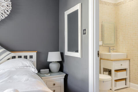 37 Main Bed & En Suite 12 Sheplegh Court Blackawto