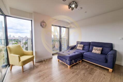 Bright and spacious 2-bed 2-bath property stone throw away from Stratford Station