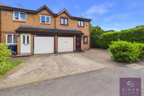 Managed by Simon Clarke Letting Agents is this immaculate 3 bedroom semi detached house, offered in excellent condition through having undergone a light refurbishment. This family home has been freshl