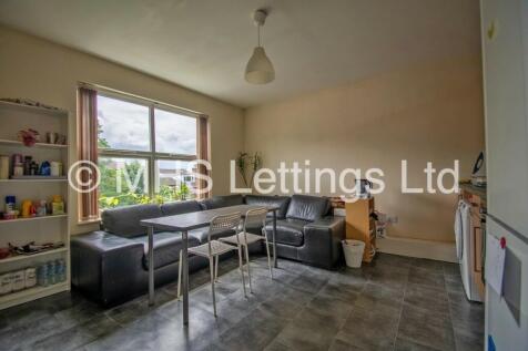 ** £89pppw or £115pppw (with UNLIMITED Gas, Elec, Water, TV Licence & Wi-Fi Broadband) ** A modern 4 bedroom 1st floor flat, located just next to the University of Leeds & Business School... Available