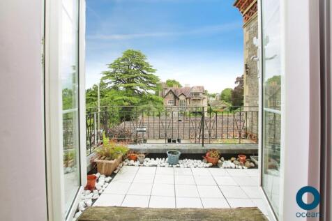 Ocean Lettings and Management are delighted to offer this charming one-bedroom split-level apartment. The property benefits from a private roof terrace, communal gardens and first-come, first-served o
