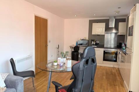 Spacious 2 bedroom apartment available from 24/07/2026 ! Fully furnished with a large integrated, open plan kitchen & living room. Available to students and working professionals.