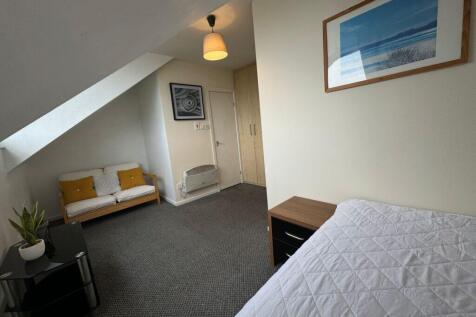 COUNCIL TAX AND WATER BILLS INCLUDED! sbliving are pleased to present this excellent fully furnished studio apartment within the Halton area. Situated on the first floor, the residence boasts a spacio