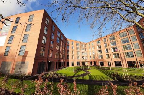 UN-FURNISHED APARTMENT. Double bedroom, contemporary bathroom with bath and shower. Modern fitted kitchen with built in appliances including Dishwasher, fridge freezer, Washing machine/Dryer. Ideally