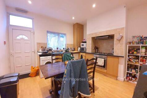 Available Now. 3 bedroom. 3 bathrooms. £135pppw including bills or £100pppw without bills. Three bedroom. Three bathrooms. Dining kitchen. Spacious lounge. This property is well worth viewing!