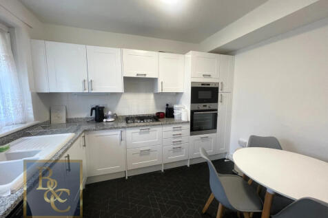 Newly refurbished 4-bedroom apartment located in the heart of Euston, London. Situated in a prime location, this fantastic property is ideal for 4 student sharers and is a perfect match for those atte