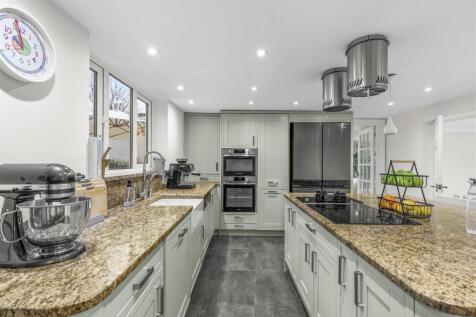 7 Guinions Rd, HP13 7NT-18.jpg