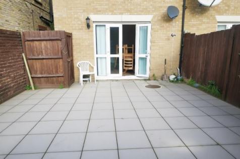 3 bed 2 bath house for rent in Forest Gate E7.