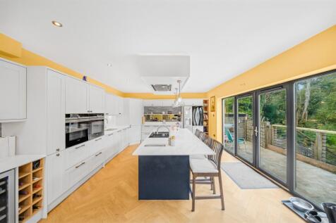 5 bed, 4 bath Detached in Bristol - Photo 2