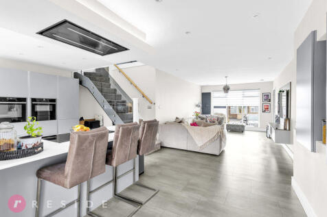 Kitchen & Dining