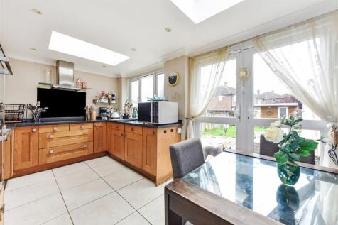 Kitchen Diner out to Garden.jpg