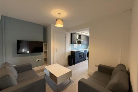 4 Bedroom House in LL57 2UA