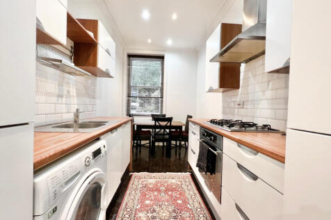 Enquire for a video tour - Recently redecorated one bedroom apartment set on the ground floor of this popular mansion block. Benefitting from wood floors, a fully fitted kitchen diner and a spacious b