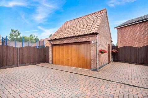 Detached Double Garage: