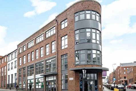Refurbished 1-bed flat in Lion Court, Jewellery Quarter. Open plan, modern kitchen, spacious bedroom, secure entry. Close to bars, shops, transport. Deposit replacement option available.